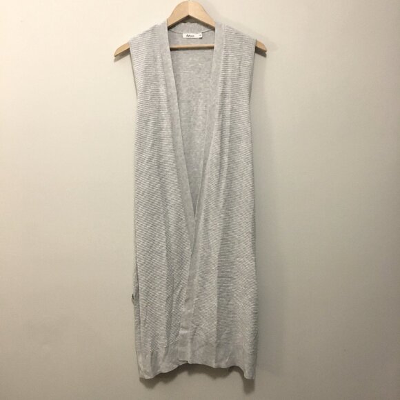 Long Grey Knit Horizontal Ribbed Sleeveless Open Cardigan - Picture 3 of 11